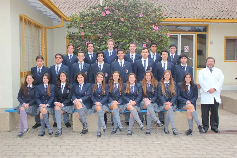 Grupo de estudiantes en uniforme.