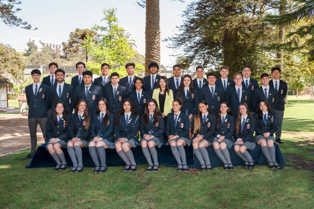 Grupo de estudiantes en uniforme escolar.