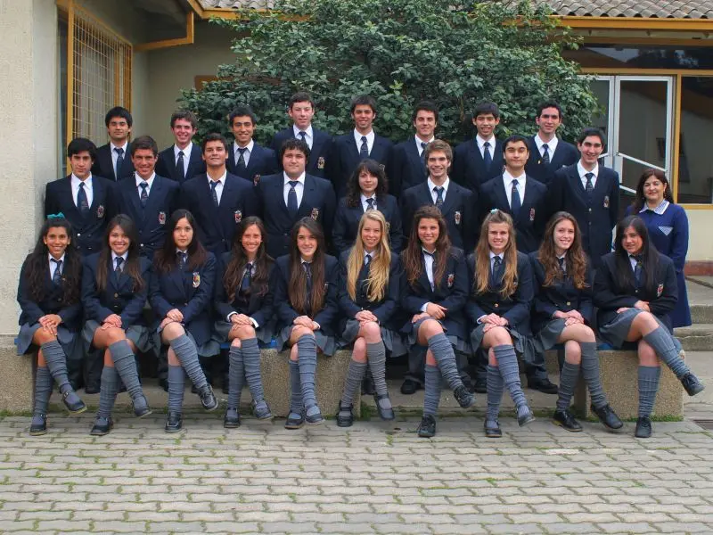Grupo de estudiantes en uniforme escolar.