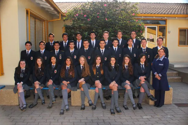 Grupo de estudiantes en uniforme escolar.