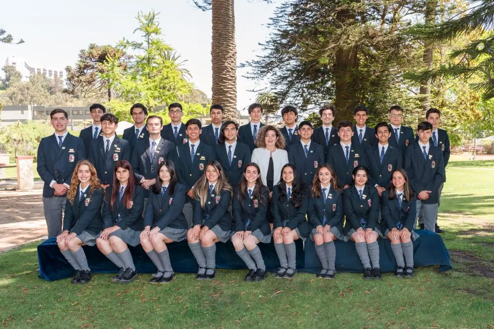 Grupo de estudiantes en uniforme