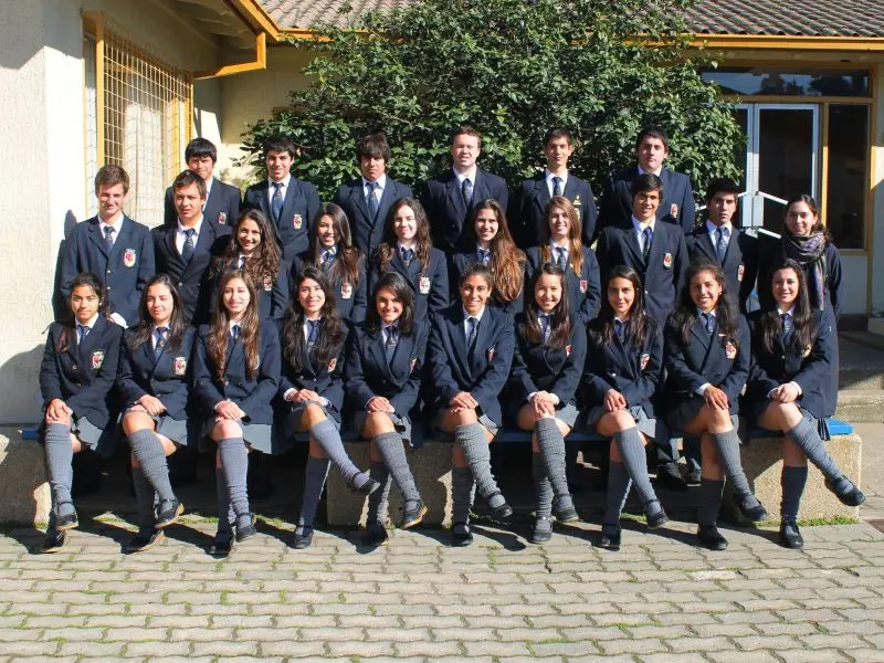 Grupo de estudiantes en uniforme.