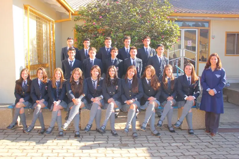 Grupo de estudiantes en uniforme.