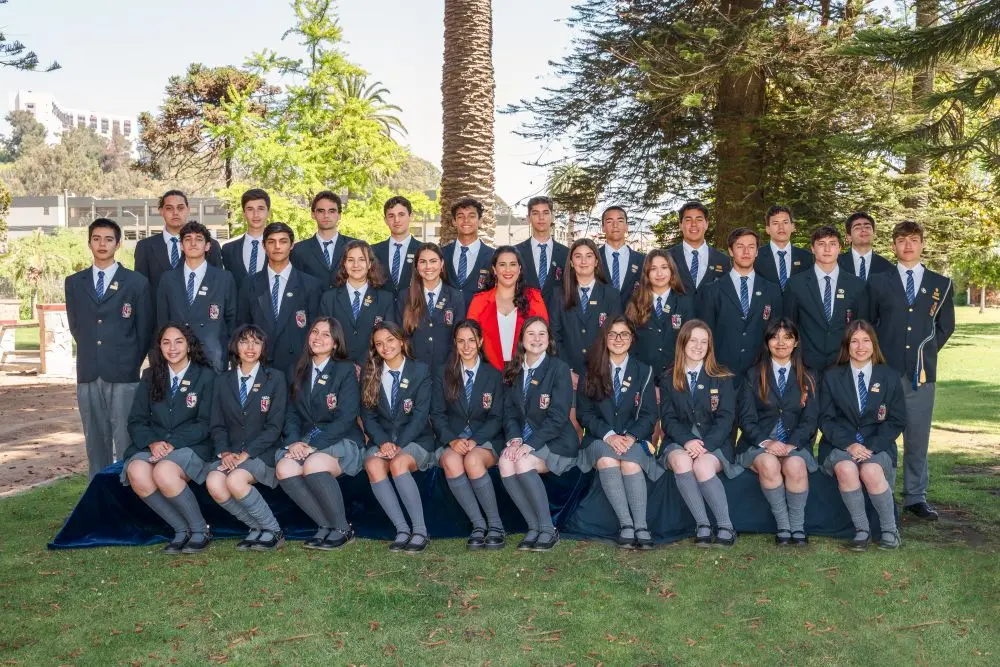 Grupo de estudiantes en uniforme.