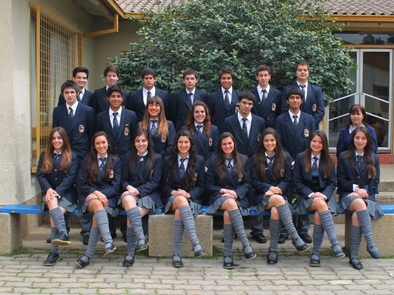 Grupo de estudiantes en uniforme escolar.