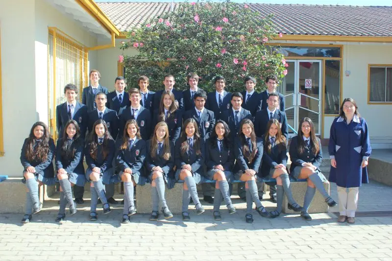 Grupo de estudiantes en uniforme escolar.