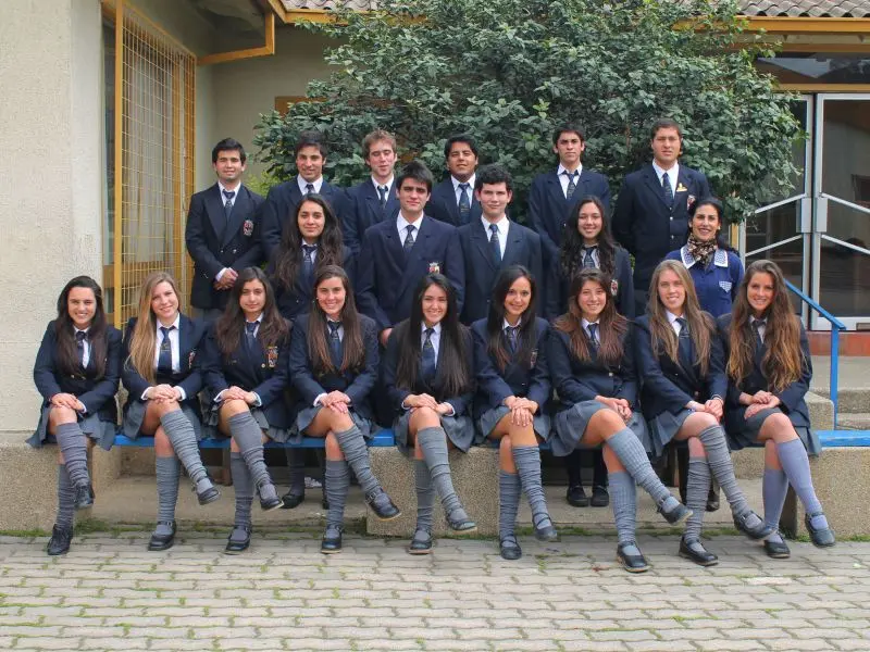 Grupo de estudiantes en uniforme escolar.