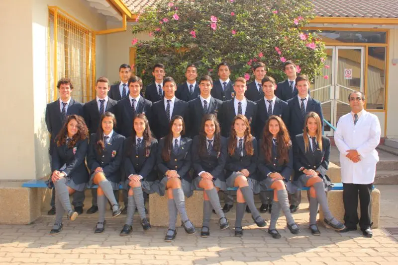 Grupo de estudiantes en uniforme