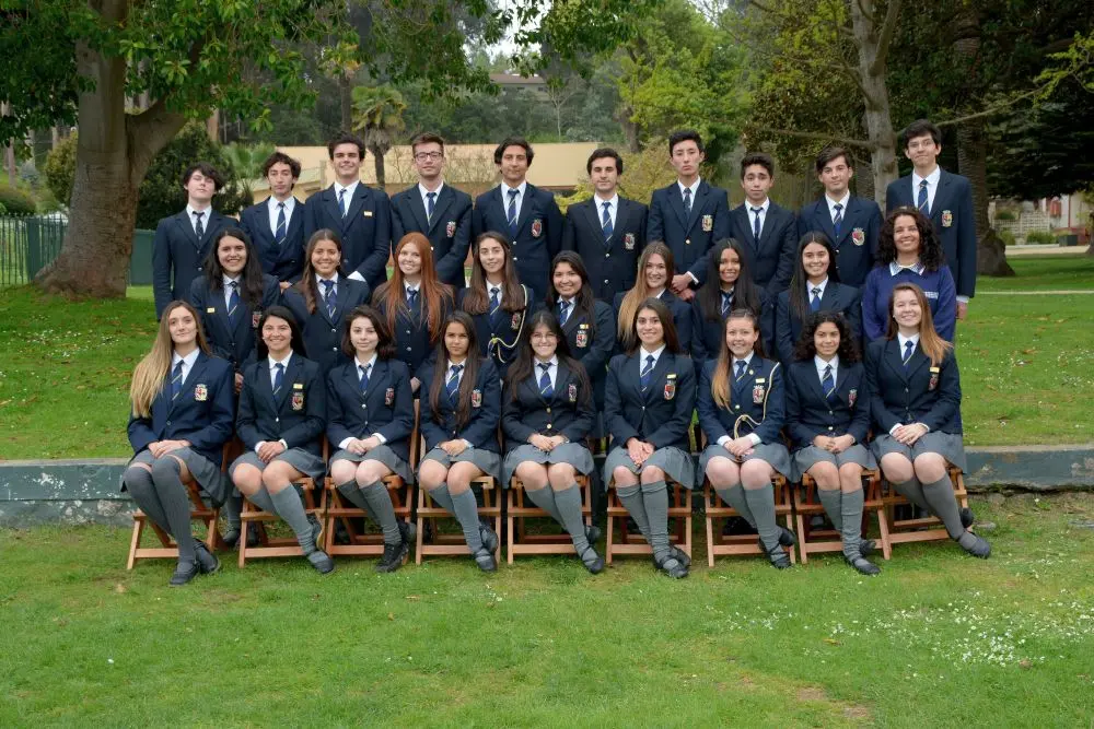 Grupo de estudiantes en uniforme.