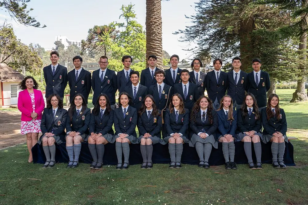 Grupo de estudiantes en uniforme escolar.
