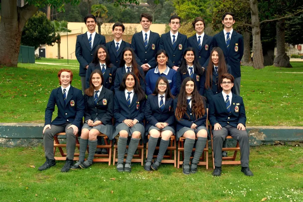 Grupo de estudiantes en uniforme.