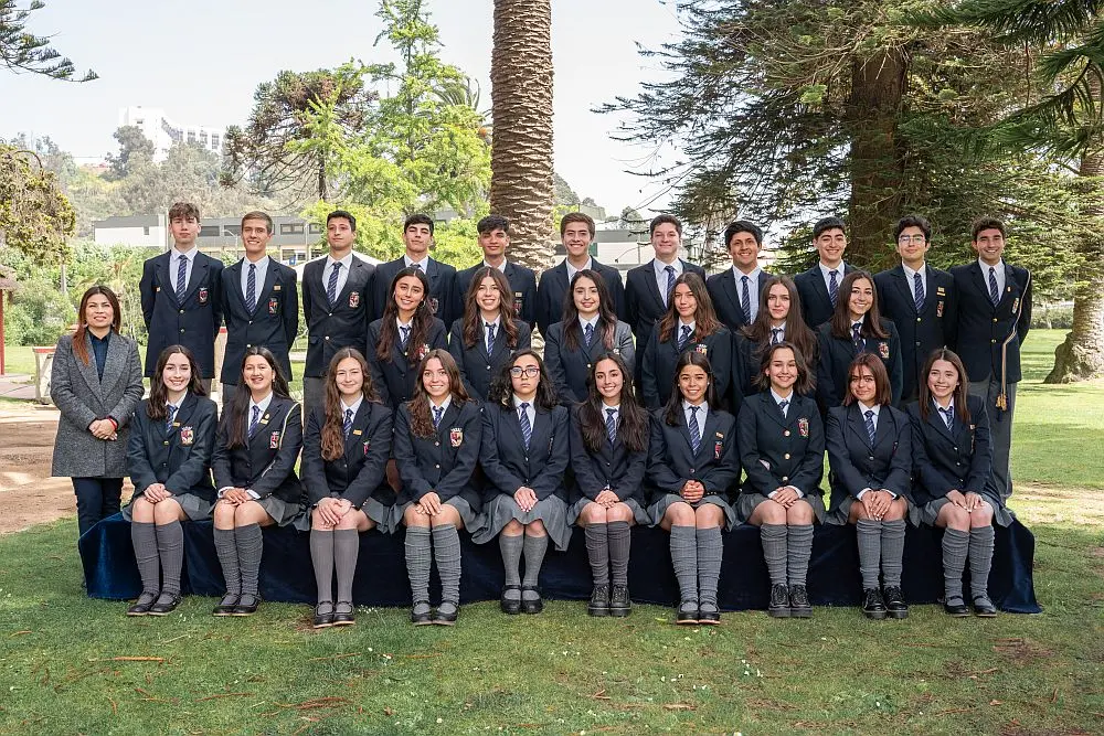 Grupo de estudiantes en uniforme escolar.