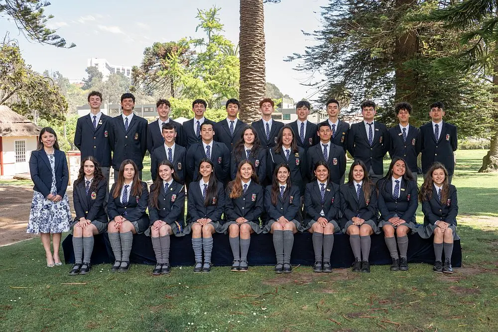 Grupo de estudiantes en uniforme escolar.