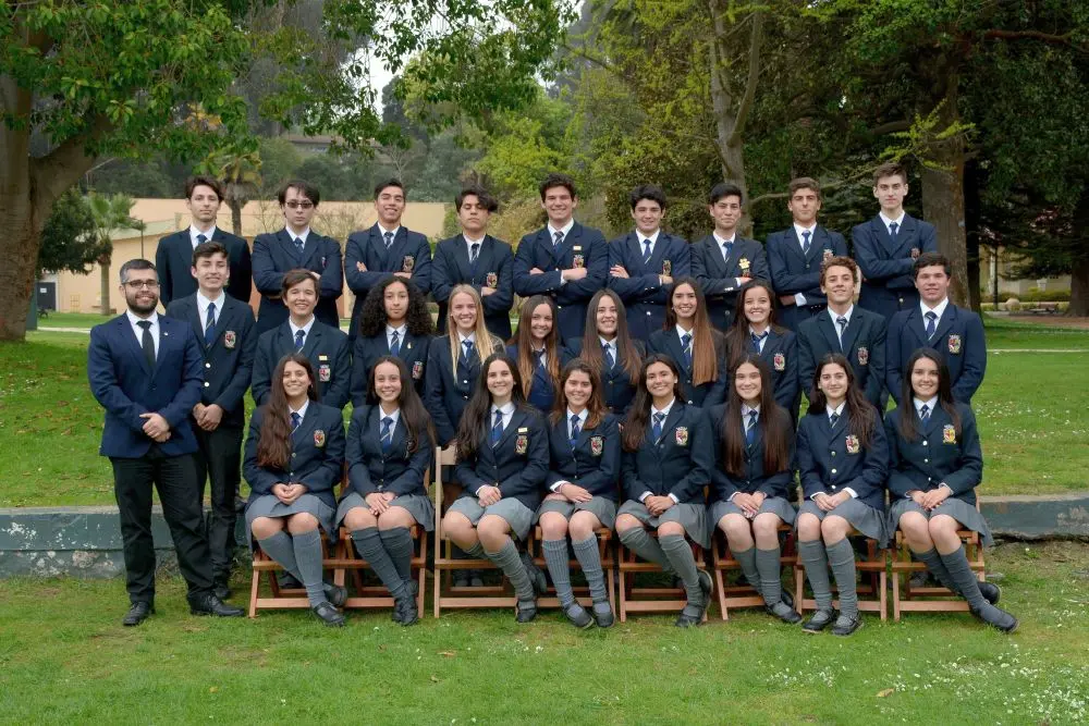 Grupo de estudiantes en uniforme.