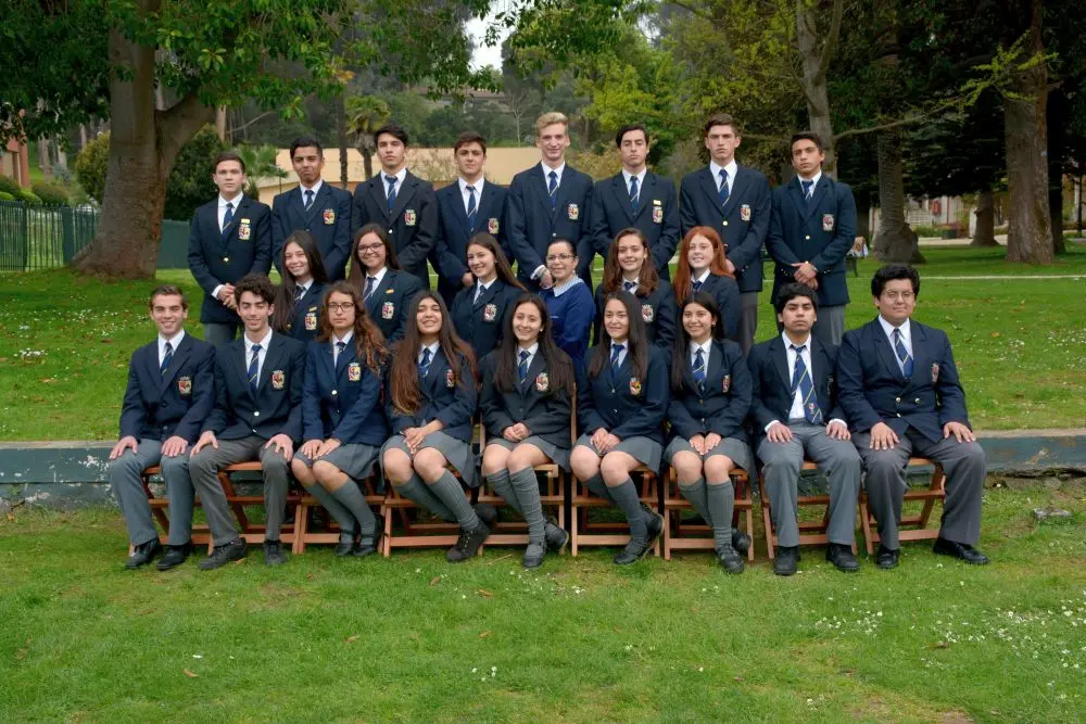 Grupo de estudiantes en uniforme.