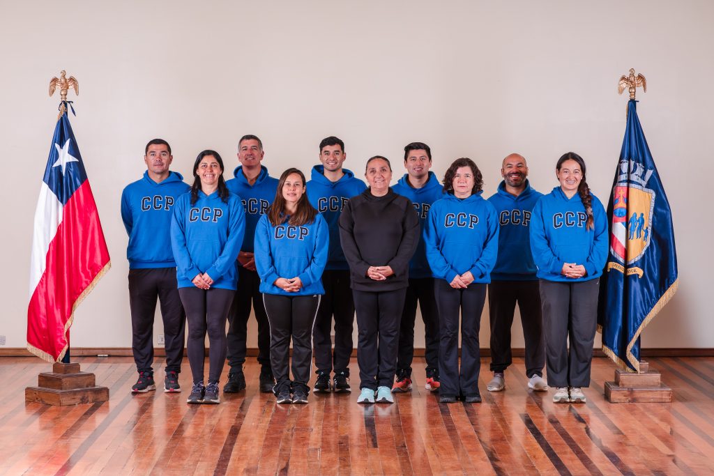 Grupo de personas en uniforme deportivo.