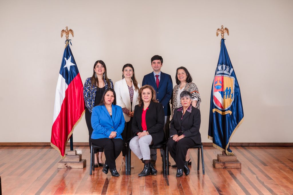 Grupo de personas con banderas chilenas.